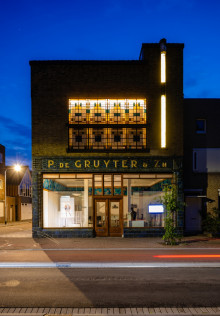 De Gruyter Tilburg gevel in de avond