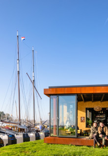 Rijksmagazijn Enkhuizen zijkant aan water