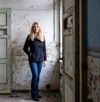 Sandra Labree, ontwikkelingsmanager BOEi gefotografeerd in vervallen pand
