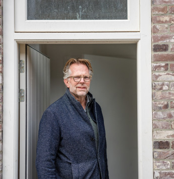 Remco Vos, acccountmanager Restauratiefonds in deuropening van tiny house in Breda