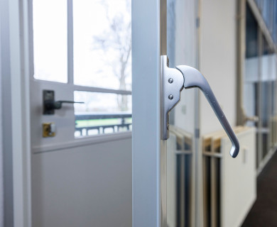 Duurzame raamafwerking van Generaal De Bonskazerne