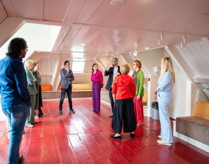 Groepsfoto tijdens rondleiding