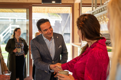 Ugur heet Eke Folkerts (gedeputeerde provincie Fryslan) van harte welkom