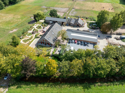 Drone-beeld van boerderij de Willemshoeve in Soest