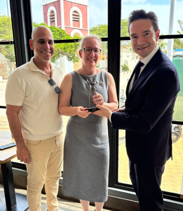 Anne Witsenburg ontvangt Restauratiefonds Compliment uti handen van Ugur Ozcan, directeur van het Restauratiefonds