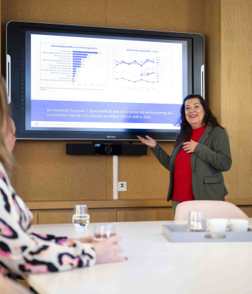 Medewerker van het Restauratiefonds presenteert cijfers