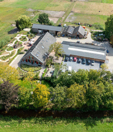 Drone-beeld van boerderij de Willemshoeve in Soest