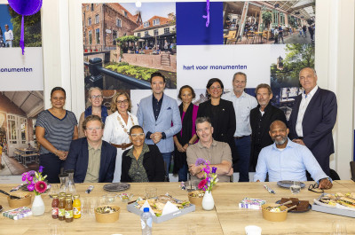 Een delegatie vanuit de Cariben komt lunchen bij het Restauratiefonds