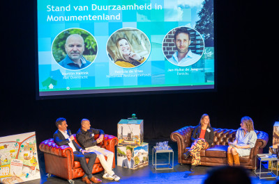 Drie personen ui de monumentenwereld worden geinterviewd op het podium tijdens het Duurzaam Erfgoed Congres